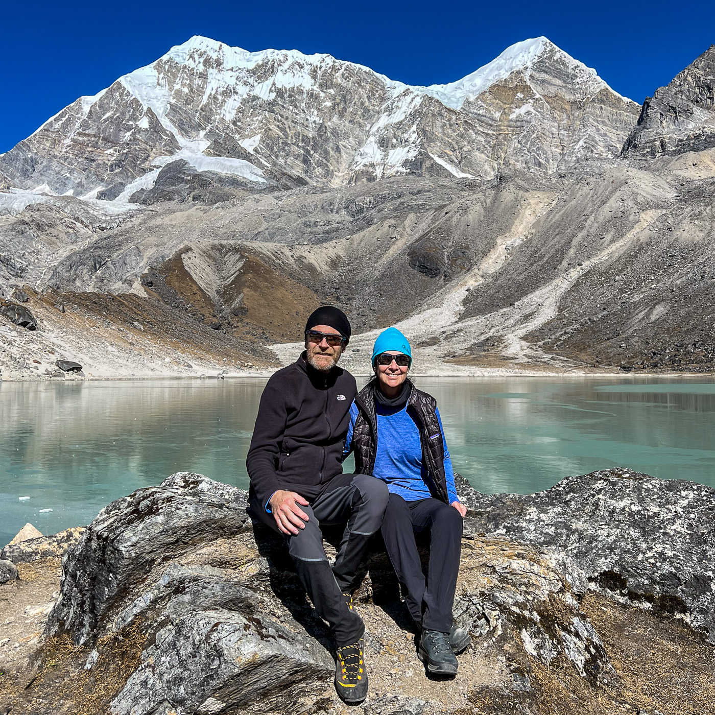 Peter Imwinkelried und Carmen Oggier an einem Gletschersee