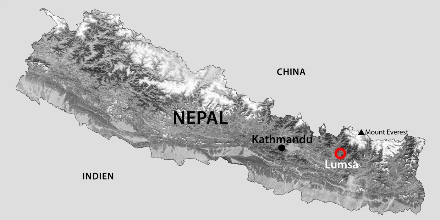 Karte von Nepal mit Kathmandu, dem Mount Everest und dem rot markierten Bergdorf Lumsa.